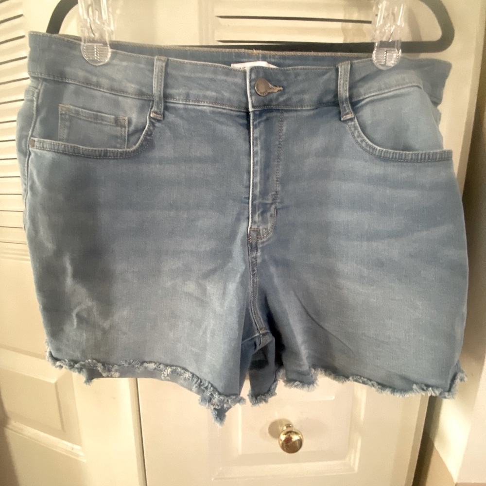 Nine West Stretchy Shorts, Size 14.